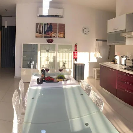 Appartement Cheerful Two Bedrooms Flat With Bbq *